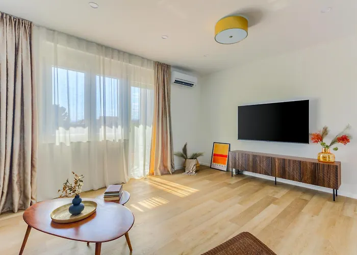 Apartment West View *